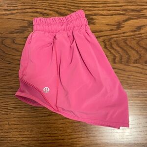 Lululemon hotty hot low-rise lined shorts 2.5 inch - sonic pink - size 0